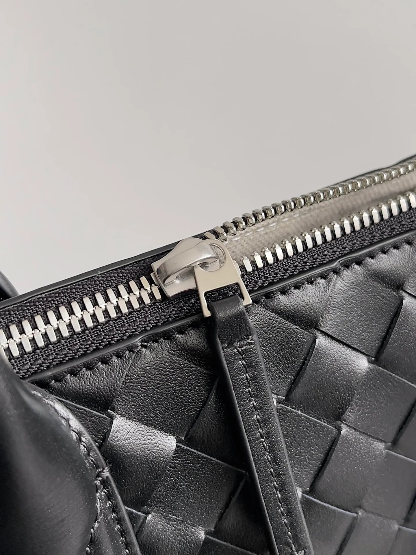 Batch 2520 BOTTEGA VENETA Bottega Veneta's 2025 new men's Intrecciato woven soft briefcase, the advanced version of the briefcase is officially launched. The classic calfskin weave has a gentle and generous style, which not only reduces the seriousness of work but also reflects taste. The large-capacity design takes into account the need of many men to go out to work, reducing the trouble of carrying multiple bags when going out. Small items such as computers and pens are all stored at once. The bag body is equipped with detachable shoulder straps on both sides, so one bag can be carried multiple times, reducing the burden on shoulders. Style number: 815783 Size: 39*33.5*8.5cm